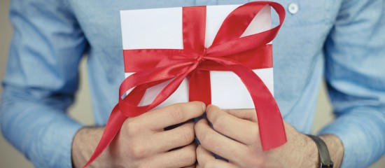 Cadeaux et bons d’achat attribués aux salariés : quel montant ne pas dépasser ?